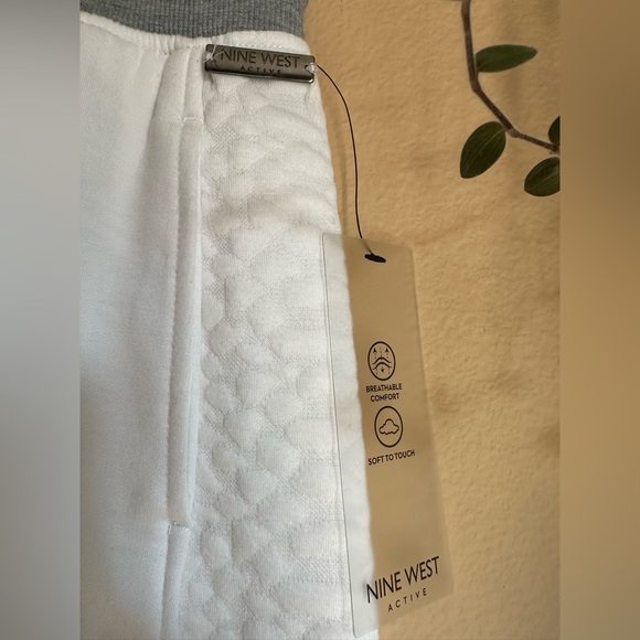 Nine West size medium comfy, quilted, white active shorts with pockets! - Picture 8 of 11